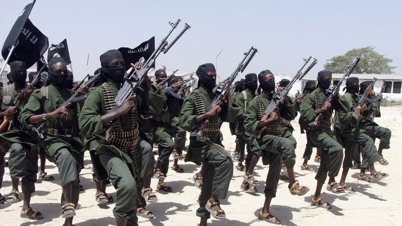 Islamisté zadržují v Somálsku vrtulník OSN. Zabili člena posádky